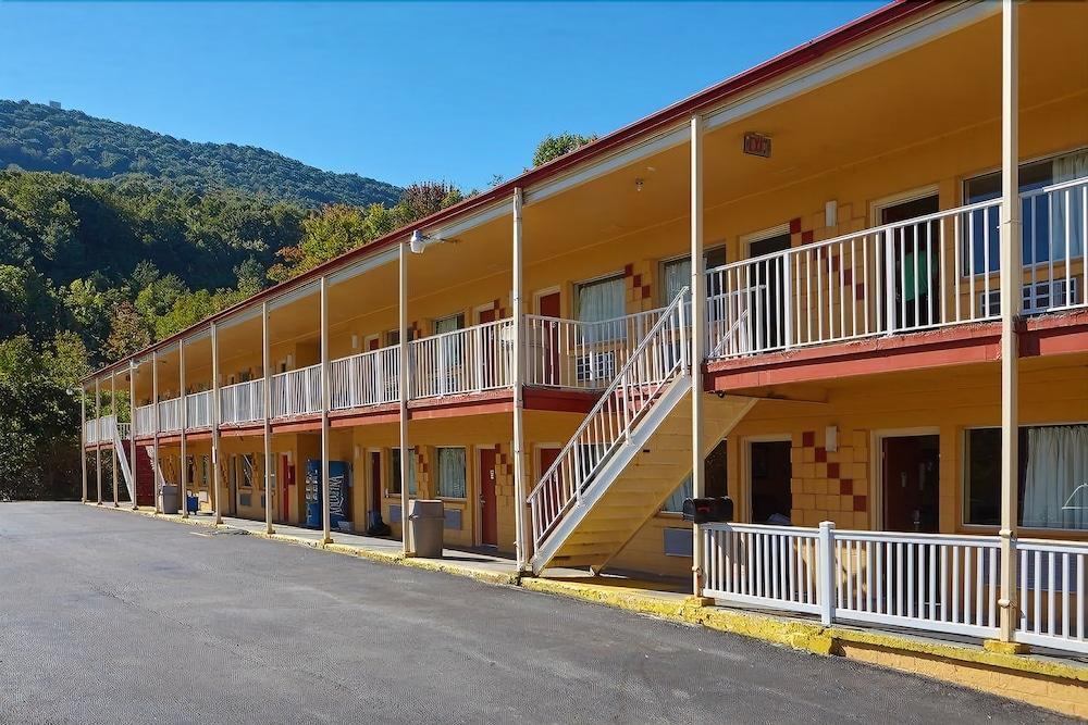 Econo Lodge Near Bluefield College Exterior photo