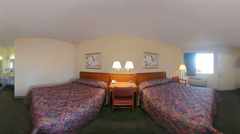 Econo Lodge Near Bluefield College Exterior photo